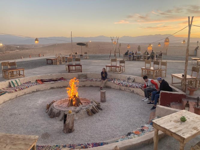 Excursión al desierto de Agafay con paseo en camello, cena y música en directo