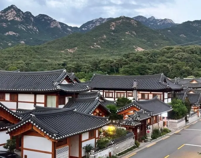 Seúl: tour por el monte Bukhansan y el pueblo hanok de Eunpyeong