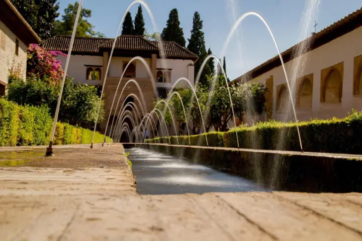 Alhambra: tour sin Palacios Nazaríes con guía oficial y entradas
