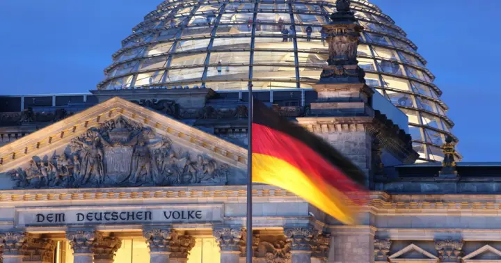 Berlin boat Tour: Spree River Cruise with Views of Landmarks