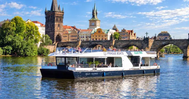 Praga: paseo turístico en barco de 50 minutos en catamarán eléctrico