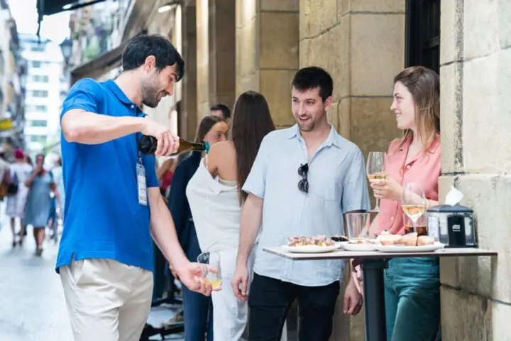 Tour gastronómico por San Sebastián: degustación de pintxos con vinos
