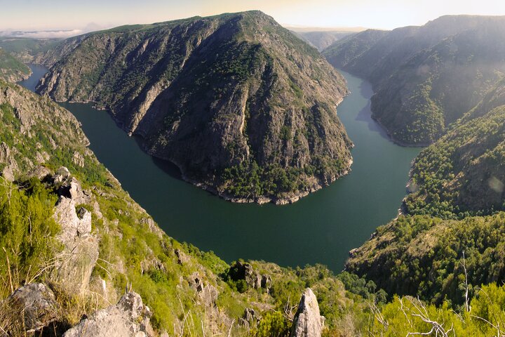 Explora Ribeira Sacra en Barco: Excursión Única desde Santiago