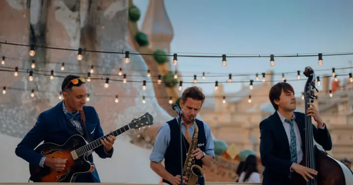 Visita nocturna a la Casa Batlló con música en directo en la azotea