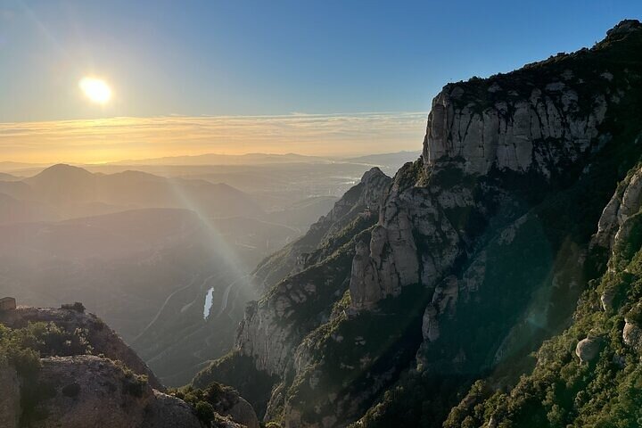 Viaje temprano a Montserrat con senderismo, abadía, grupo muy pequeño