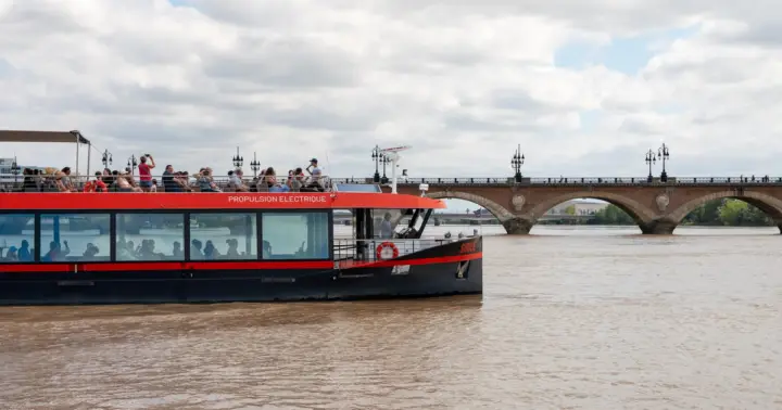Bordeaux: River Cruise with Commentary, Wine and Canelé