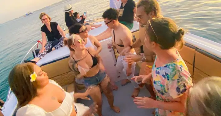 Cartagena: Sunset in boat in the bay with music and liquor