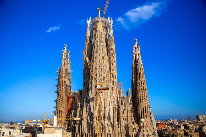 Visita guiada a la Sagrada Familia de Barcelona con extras opcionales.
