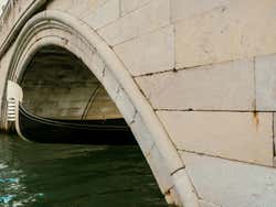 Paseo en góndola por el Puente de los Suspiros y los canales de Venecia