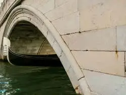 Paseo en góndola por el Puente de los Suspiros y los canales de Venecia