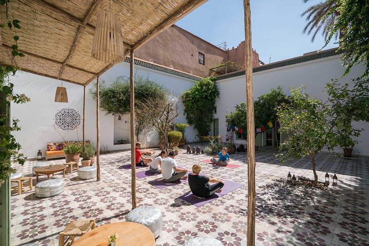 Medio día de yoga y bienestar en un auténtico riad de Marrakech