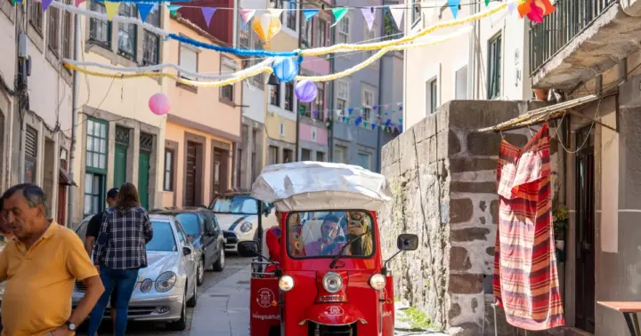 Oporto: Excursión en Tuk-Tuk, Crucero por el Duero y Cata de Vinos