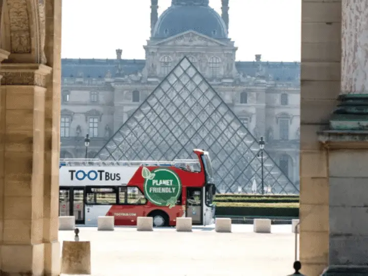 París: acceso al Museo del Louvre con anfitrión y autobús turístico