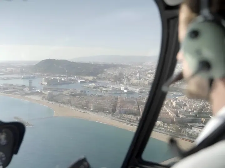 Barcelona por aire y por mar: vuelo en helicóptero, crucero por el puerto y vídeo