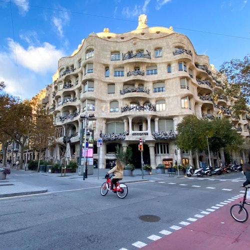 Barcelona: Tour Privado en Bicicleta de las Casas de Gaudí a la Barceloneta