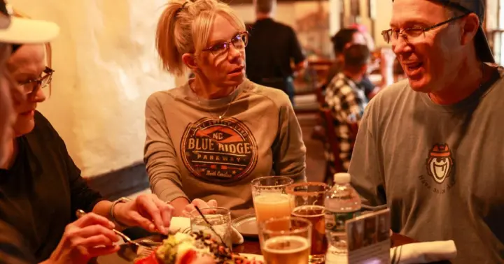 Boston: Historic Pubs Walking & Ferry, Food & Drink Tour