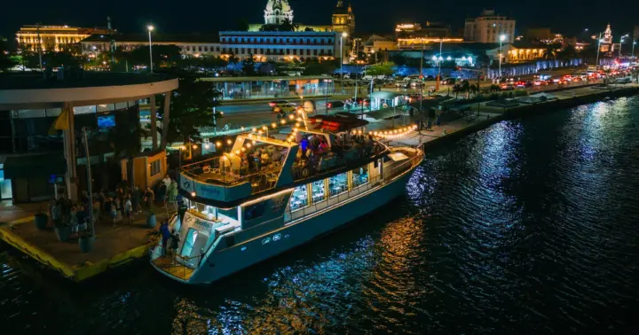 Cartagena: Cruise by the Bay with Dinner and Wine