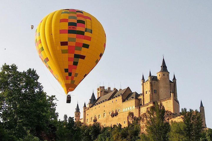 Segovia desde los cielos: Paseo en globo al amanecer