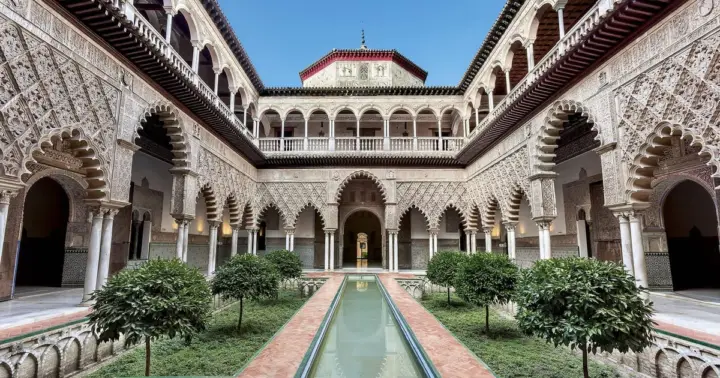 Visita guiada al Alcázar Real, la catedral y la Giralda con acceso prioritario