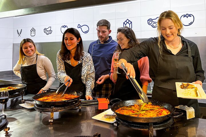 Clase de cocina de paella, cata de vinos y mercado central en Valencia