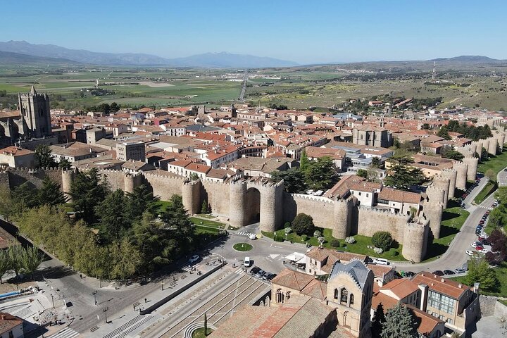 Excursión Ávila con Murallas y Segovia con Alcázar de Madrid