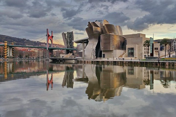 Tour privado al Museo Guggenheim Bilbao con guía oficial