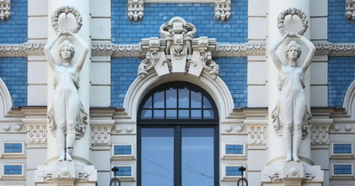 Riga: Art Nouveau & City Parks Walking Tour with a Guide