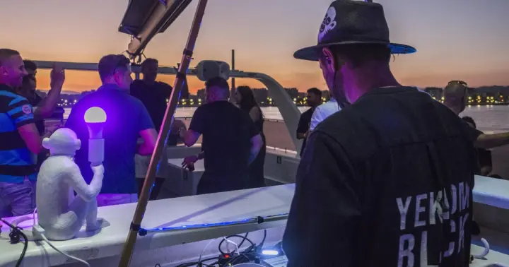 Málaga: crucero al atardecer o nocturno en catamarán con DJ en directo y bebida