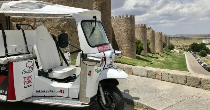 TOUR GUÍADO EN TUK TUK POR ÁVILA (COMPLETO, 1 HORA)