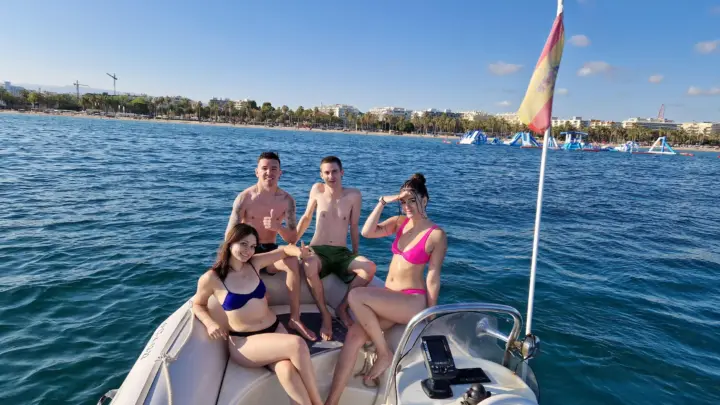 Salou: Paseo Privado en Barco Zodiac por las Calas de Salou