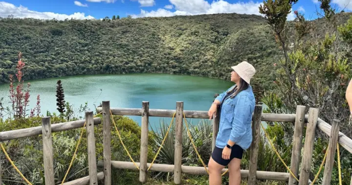 Bogota: Tour Laguna de Guatavita, Casa loca + transporte + pueblo colonial