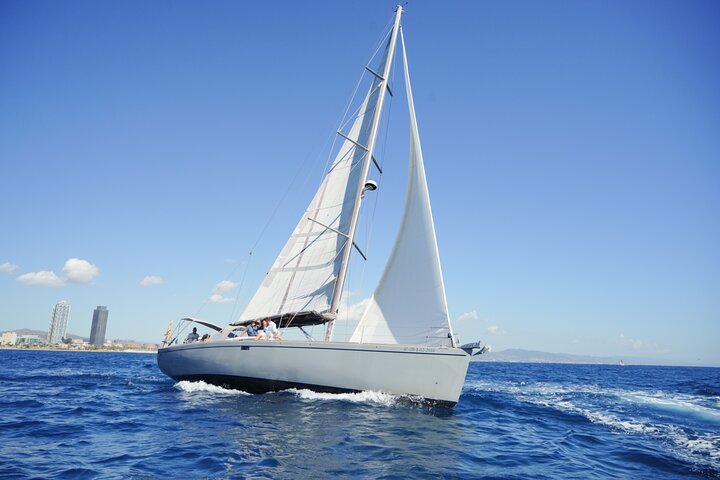 Crucero en yate de lujo por Barcelona – Día o puesta de sol, barra libre y aperitivos