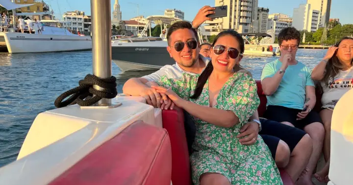 Tour en barco al atardecer barra libre y entrada gratuita al club Cartagena