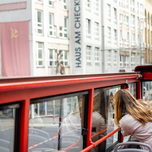 Excursión de 24 horas en autobús turístico y excursión guiada de 1 hora en barco por el puerto GoBoat