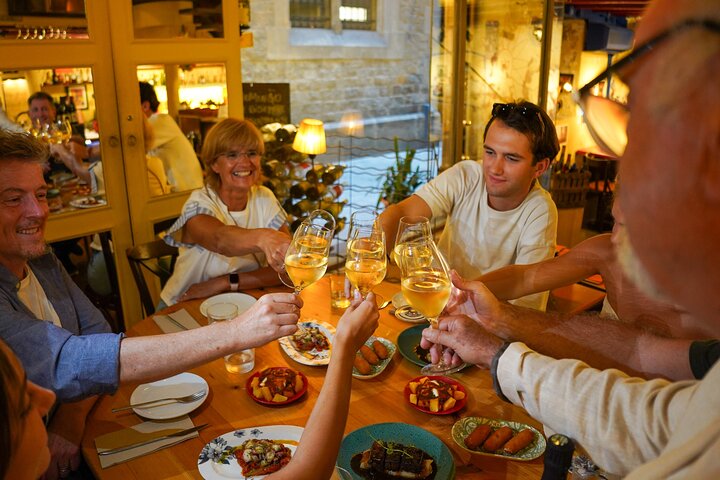 Excursión a pie en grupo pequeño por las tapas y el vino de Barcelona