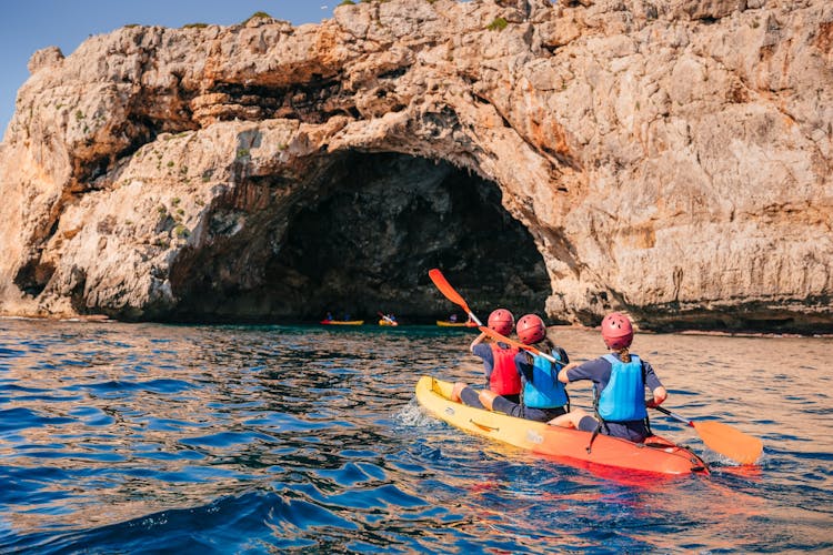 Cala Varques: visita guiada a las cuevas marinas con kayak y snorkel
