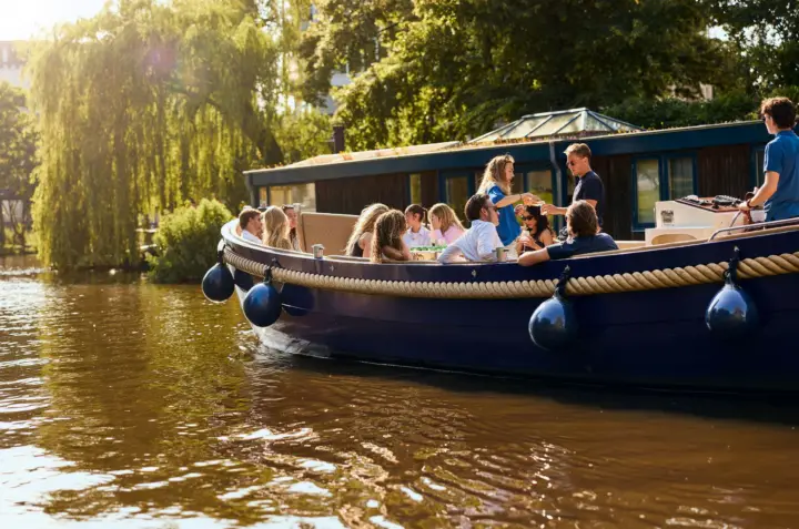 Amsterdam: City Highlights Small Boat Canal Cruise with host