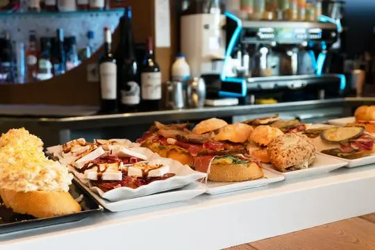 Cata de vinos y tapas en Zaragoza