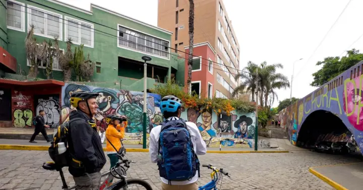 Lima: Miraflores & Barranco Guided Bike Tour