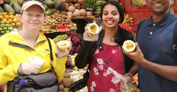 Visita compartida a las frutas exóticas colombianas en el Mercado de Paloquemao