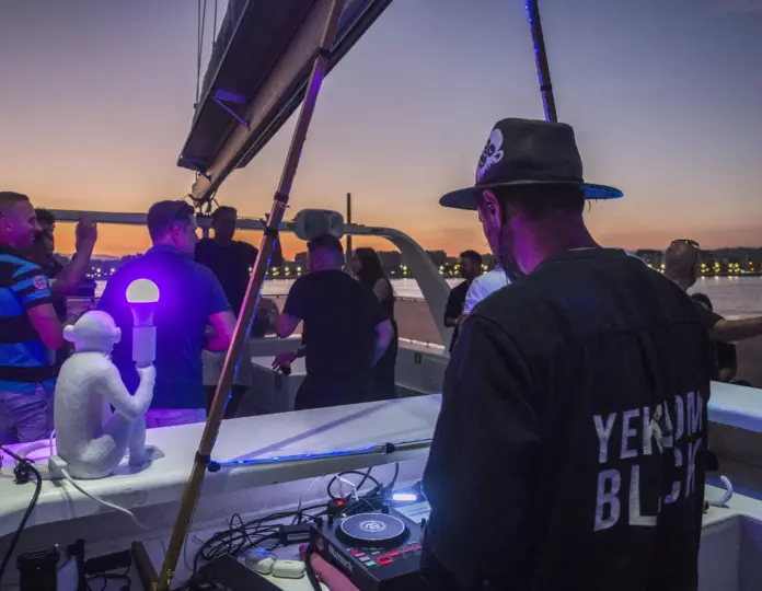 Málaga: crucero al atardecer o nocturno en catamarán con DJ en directo y bebida