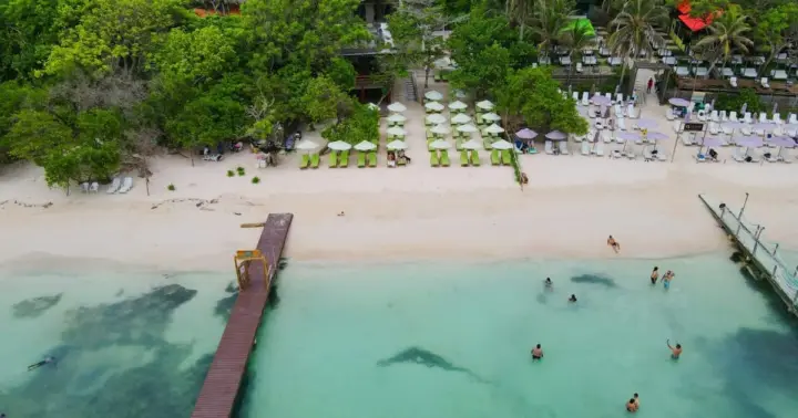 Cartagena: Mantas Beach Club Day Trip with Lunch & Kayak