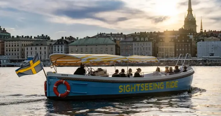 Stockholm: Old Town Walk + Silent Electric Boat (3 hrs)
