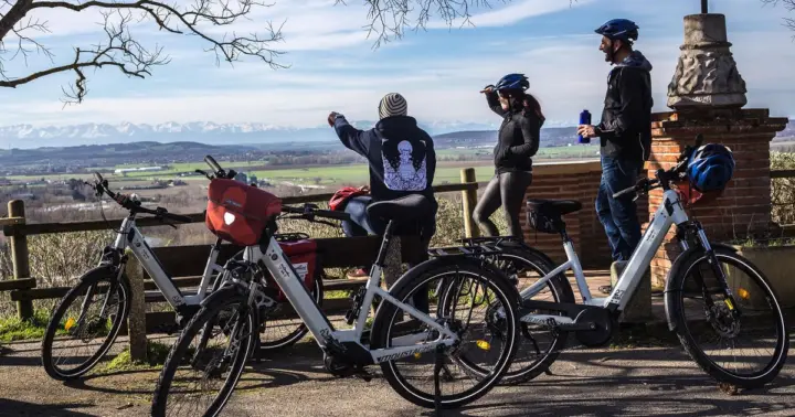Scenic E-Bike Ride to a Hilltop Village from Toulouse