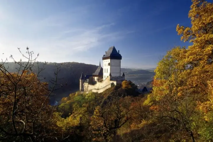 Desde Praga: ticket de entrada sin colas y tour al castillo de Karlstejn