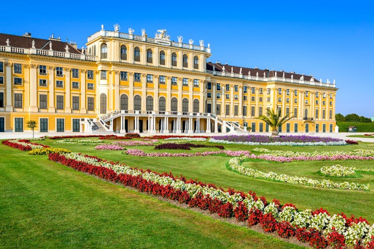 Skip-the-Line Schönbrunn Palace and Gardens with Guide in French