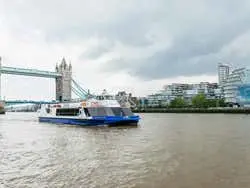 Barco turístico de Londres con billete flexible