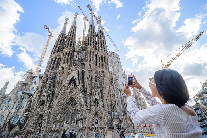 Excursión de un día a Barcelona en tren de alta velocidad desde Madrid.