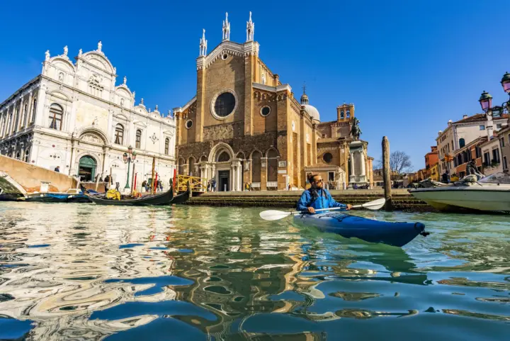 Tour cultural en kayak: descubre los canales de la ciudad