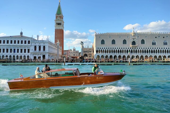 Murano Glassblowing Tour: Boat Ride & Factory Visit